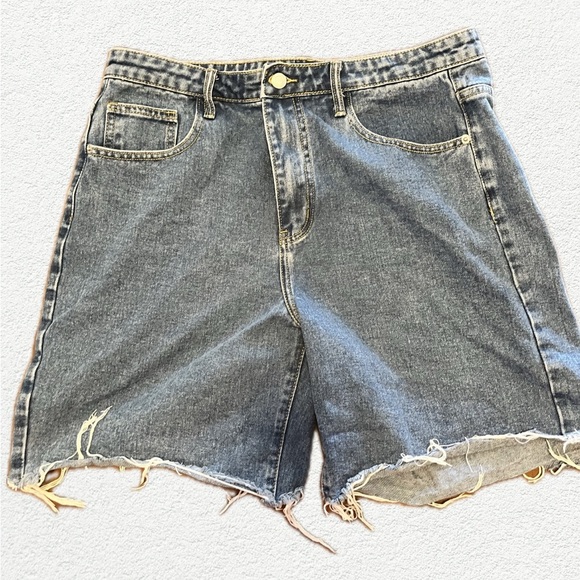 PrettyLittleThing Distressed Denim Jean Shorts Size 10 - Picture 1 of 4